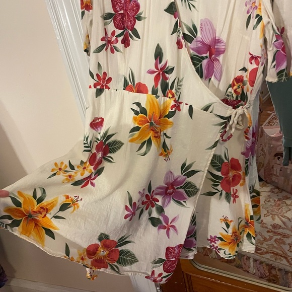Old Navy Floral Wrap dress - Picture 3 of 8
